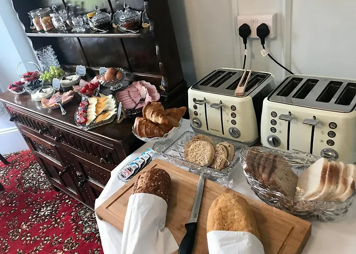 ゲストハウス Norman With Free Parking 4*